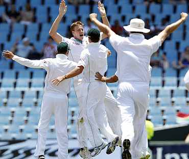 Morne Morkel celebrates with team-mates after picking up a wicket