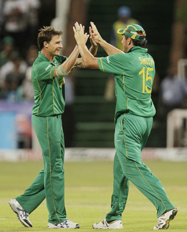 South Africa's Dale Steyn (L) and Graeme Smith celebrate the wicket of India's Virat Kholi (not in picture) during the one day international cricket match at Kingsmead Stadium in Durban