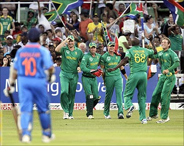 South Africa's Graeme Smith (2nd L), AB De Villiers (3rd L), Dale Steyn (4th L) , Lonwabo Tsotsobe and David Miller (R) celebrate the wicket of India's Sachin Tendulkar (L) in Durban