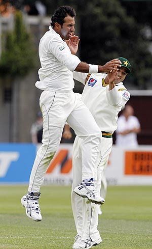 Pakistan's Wahab Riaz (left) celebrates after dismissing New Zealand's Ross Taylor on Saturday