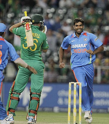 India's Munaf Patel (right) celebrates the wicket of South Africa's Wayne Parnell