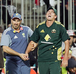 nathan hauritz (right) leaves the field after getting injured during the 2nd ODI on Friday
