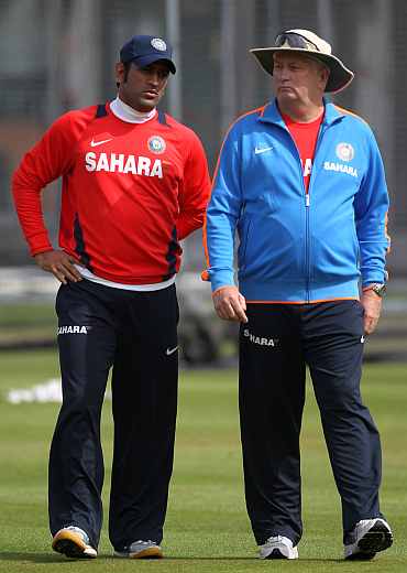 MS Dhoni speaks to Duncan Fletcher during a practice session
