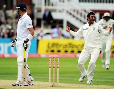 Dhoni appeals unsuccessfully for the wicket of Pietersen