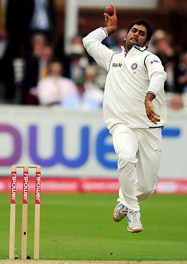 Kevin Pietersen asks for a referral as MS Dhoni celebrates his dismissal