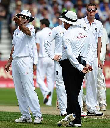 Andrew Strauss argues with umpire after VVS Laxman was given not out