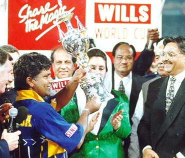 Ranatunga receives the 1996 World Cup from late Pakistan President Benazir Bhutto