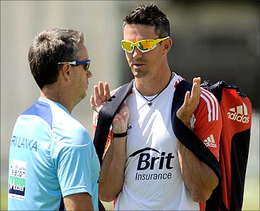 Sri Lanka's coach Stuart Law (L) talks to England's Kevin Pietersen during a training session for Sri Lanka before Friday's second cricket test