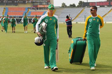 Johan Botha (L) and Robin Peterson leave the field after the team's practice session