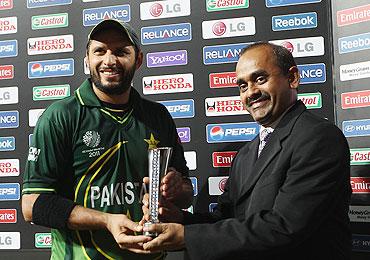 Shahid Afridi (left) of Pakistan receives the 'Man of the Match' award after his figures of 5-23