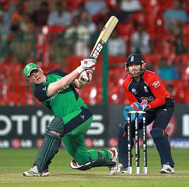Kevin O'brien his a boundary on the leg side against England