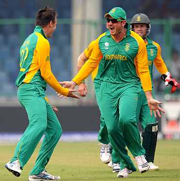 Graeme Smith celebrates with Botha after a wicket