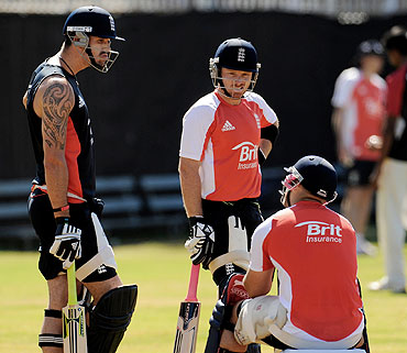 England's Kevin Pietersen (left) talks with teammates Ian Bell (2nd from left) and Matt Prior
