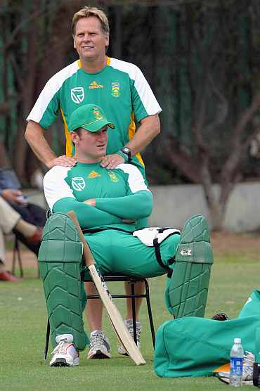 Graeme Smith relaxes during a practice session