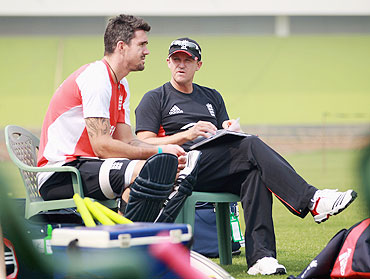 Andy Flower chats with Kevin Pietersen