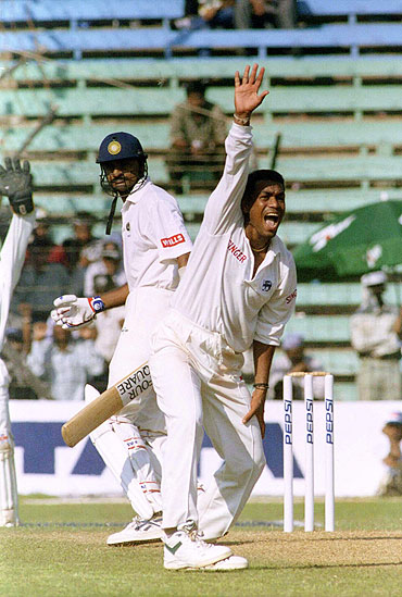 Ravindra Pushpakumara (right) of Sri Lanka appeals against Indian batsman Javagal Srinath in a Test match in 1997
