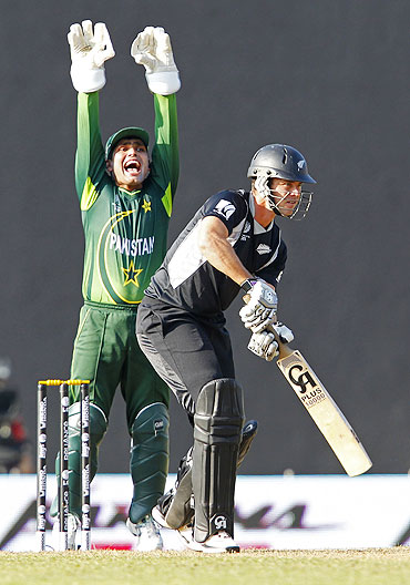 Pakistan's wicketkeeper Kamran Akmal appeals for the wicket of New Zealand's Ross Taylor
