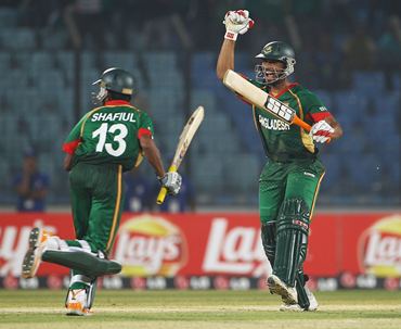 Shafiul Islam and Mahmudullah celebrate scoring the winning runs as Andrew Strauss holds his head in his hands