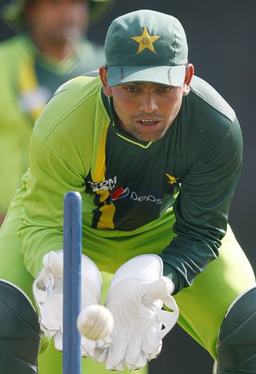 Kamran Akmal goes through a wicket-keeping drill during a practice session