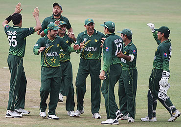 Pakistan players celebrate the dismissal of Zimbabwe's Vusi Sibanda