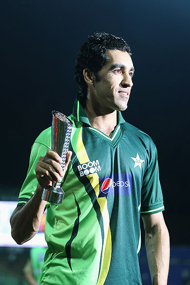Pakistan's Umar Gul with the Man of the Match award
