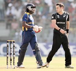 Mahela Jayawardena (L) has an altercation with Nathan McCullum after the latter claimed a catch