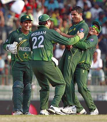 Abdul Razzaq celebrates with teammates after claiming a wicket