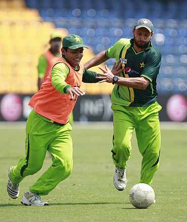 Shahid Afridi and Kamran Akmal during a practice session