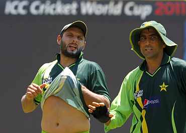 Shahid Afridi and Younis Khan take a break from the practice session