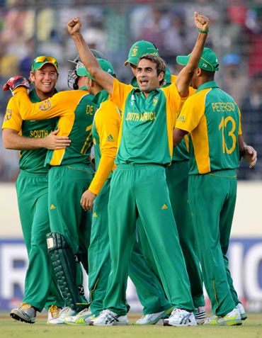 Imran Tahir celebrates with team mates after claiming the wicket of Jesse Ryder