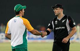 Graeme Smith congratulates Vettori after the quarter-final