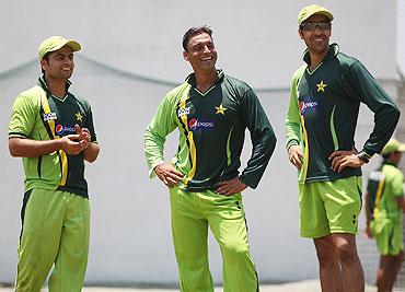 Shoaib Akhtar(centre) with Umar Gul (right) and Ahmad Shahzad (left)