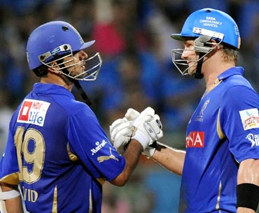 Shane Watson (right) congratulates Rahul Dravid after winning the match