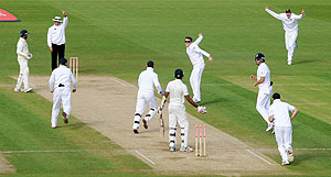 England's Graeme Swann (4th from right) and teammates celebrate the dismissal of Sri Lanka's Farveez Maharoof