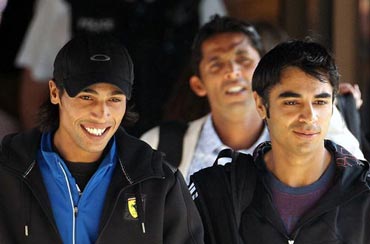 Mohammad Aamir (left) with Mohammad Asif (behind) and Salman Butt