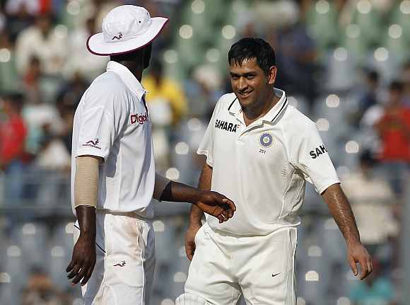 MS Dhoni speaks to Darren Sammy during the fifth day of the third Test