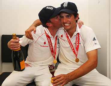 Graeme Swann celebrates with Alastair Cook after their Ashes win in 2009