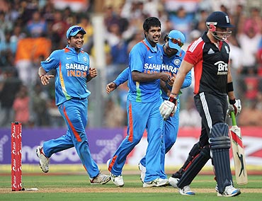 Varun Aaron celebrates with teammates