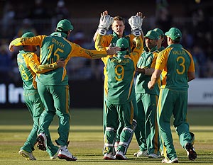 Morne Morkel of South Africa (centre) celebrates with teammates after dismissing Michael Clarke during the second ODI on Sunday