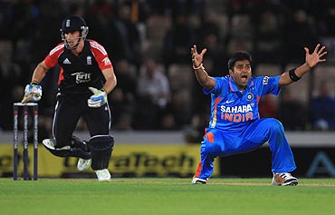 Vinay Kumar appeals and gets the wicket of Craig Kieswetter
