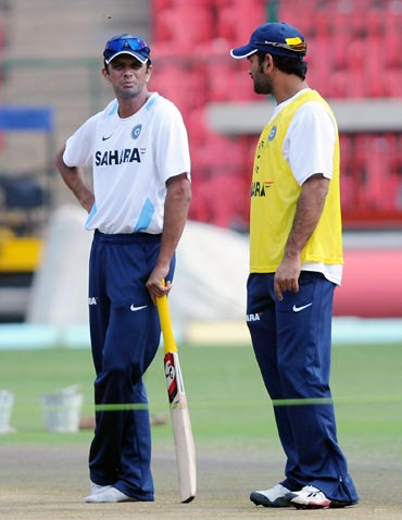 Rahul Dravid (left) with Mahendra Singh Dhoni