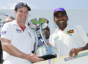England captain Andrew Strauss and Sri Lanka captain Mahela Jayawardene with the trophy after drawing the two-match Test series 1-1