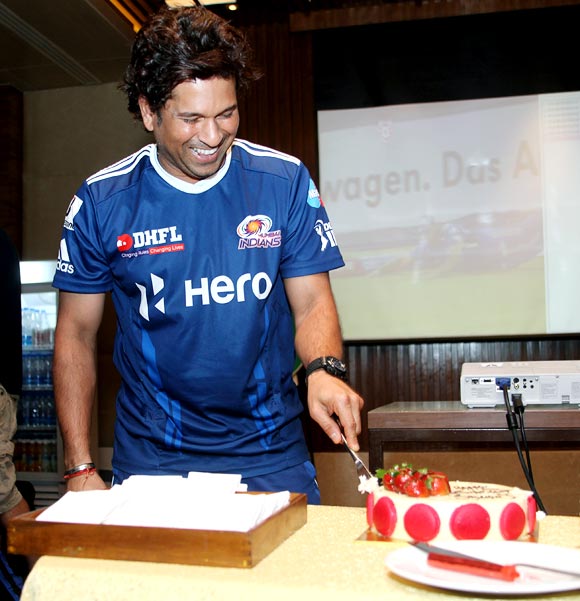 Sachin Tendulkar cuts a cake to celebrate his birthday
