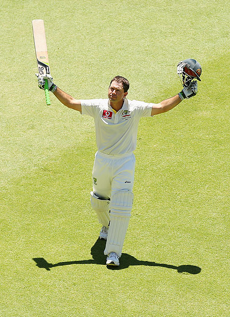 Ricky Ponting walks off the field to a standing ovation after playing his last innning for Australia on Monday
