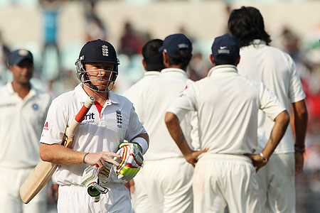 Ian Bell walks back to the pavillion after being dismissed by Ishant Sharma