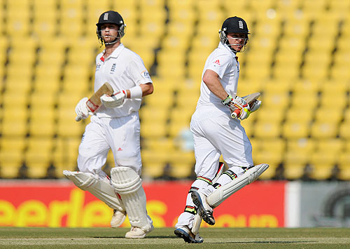 Jonathan Trott and Ian Bell run between the wickets