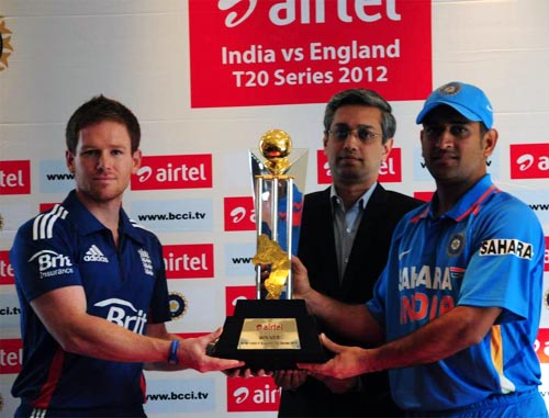 England captain Eoin Morgan (left) with India captain Mahendra Singh Dhoni
