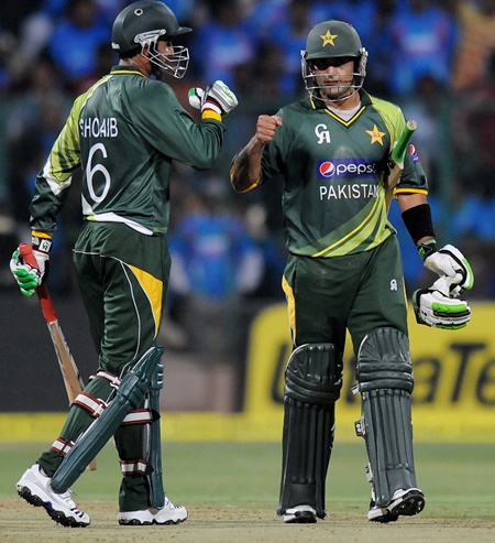 Hafeez, Malik stars in Pakistan's victory