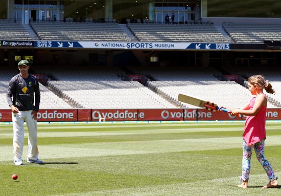 Michael Hussey plays cricket with his daughter Jasmine