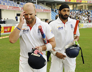England's Matt Prior and Monty Panesar (right) leave the field after Pakistan won the third cricket Test on Monday